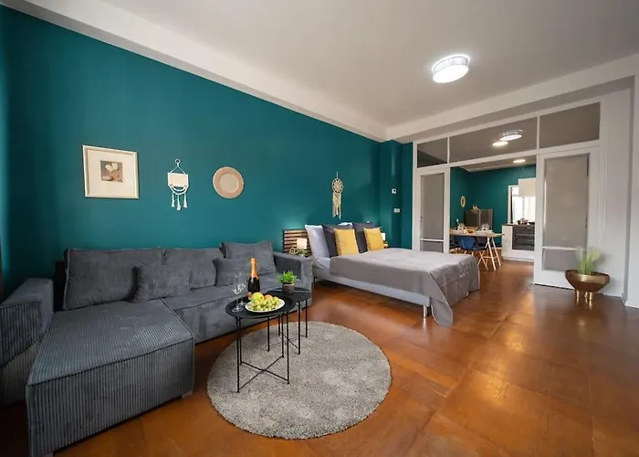 3B Bright Beautiful Newly Renovated 3Br