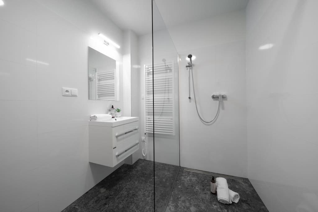 3b Bright Beautiful Newly Renovated 3br *