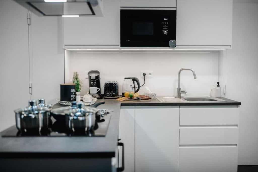 3b Bright Beautiful Newly Renovated 3br *