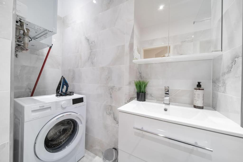 3b Bright Beautiful Newly Renovated 3br Apartment