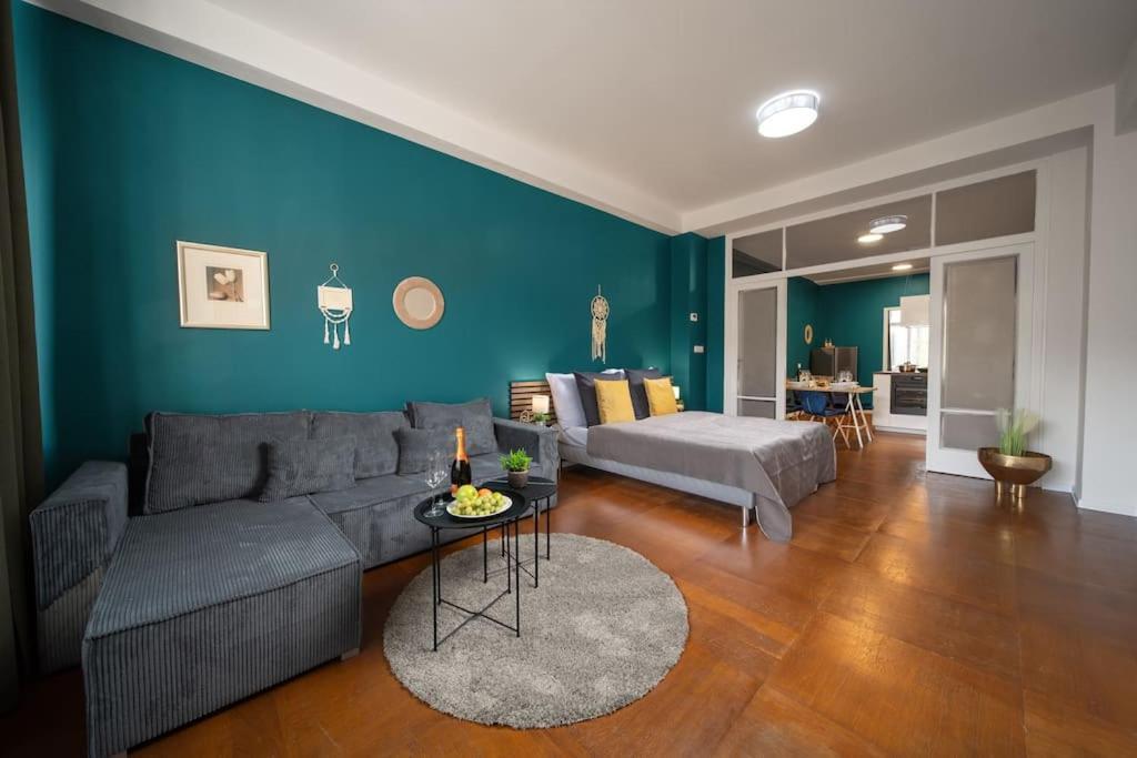 3b Bright Beautiful Newly Renovated 3br Apartment