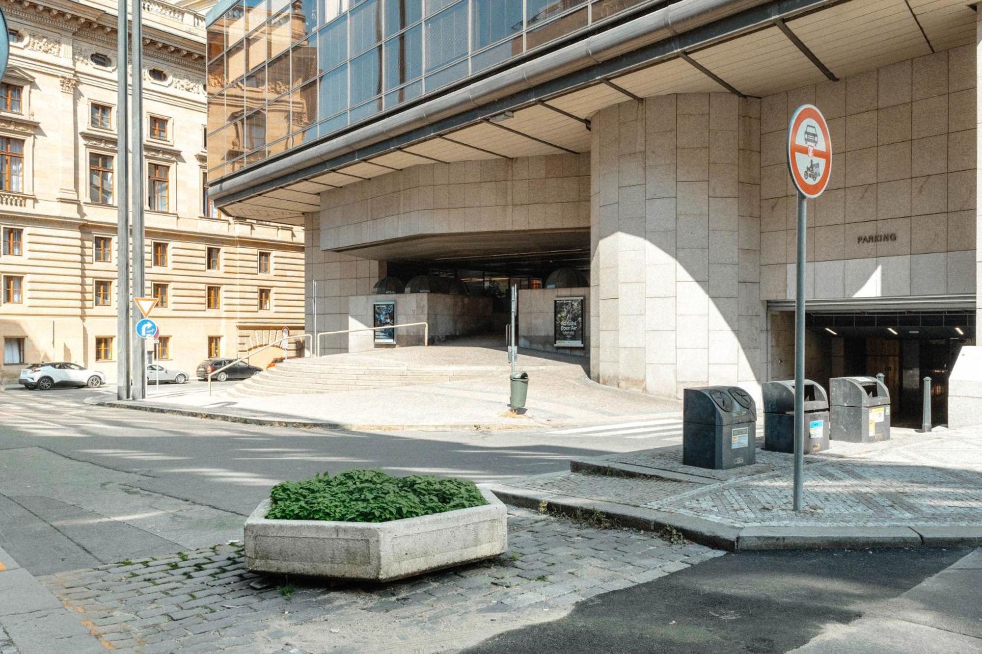 Apartment 3b Bright Beautiful Newly Renovated 3br Prague
